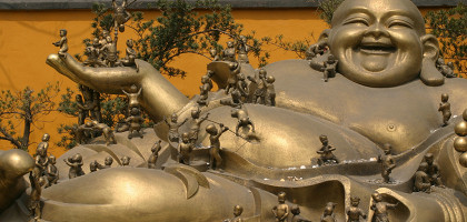 Комплекс Лунхуа, Будда во дворе храма