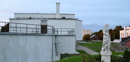 Аллея скульптур и здание Музея изящных искусств и школы живописи в Выборге