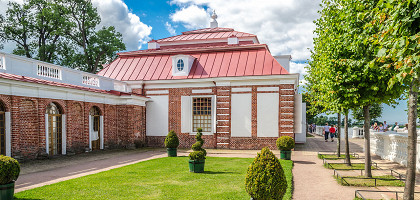 Дворец Монплезир в Нижнем парке Петергофа