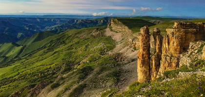 Скалы Два монаха на плато Бермамыт, Карачаево-Черкесия, Россия