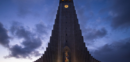 Лютеранская церковь Хадльгримскиркья на закате