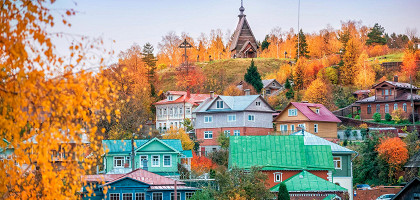 Вид на деревянные дома в Плесе