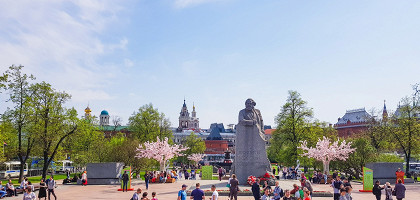 Памятник Карлу Марксу на площади Революции в Москве