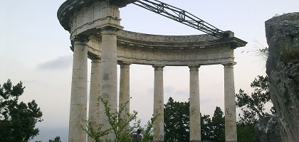 Ротонда на солнечной тропе в Ореанде