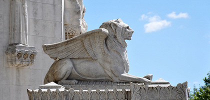 Базилика Нотр-Дам-де-Фурвьер, крылатый лев перед воротами