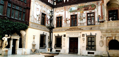 Внутренний дворик замка Пелеш