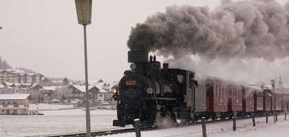Австрийский поезд, приезжающий в курорт Цель-ам-Циллер, Австрия