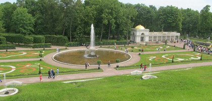 Фонтаны в парке в Петергофе