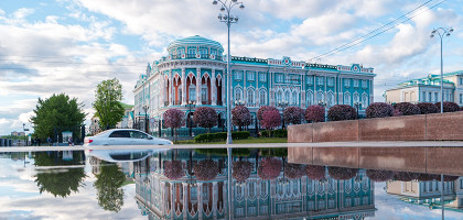 Дом Севастьянова отражается в воде, Екатеринбург