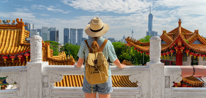 Туристка смотрит на Куала-Лумпур