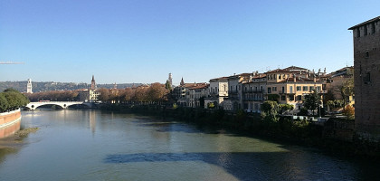Вид с моста Скалигеров в Вероне, Италия