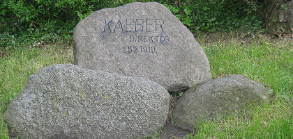 Памятный камень директору Пауле Кеберу