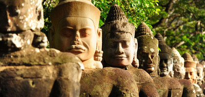 Каменные гиганты у ворот храма Ангкор-Тхом, Камбоджа