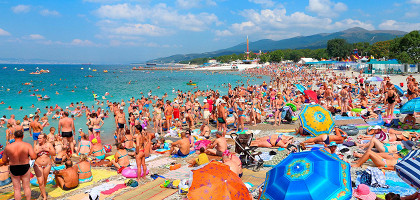 Люди на пляже в Геленджике