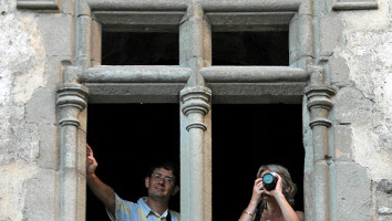 Туристы в окне Шильонского замка, Монтре