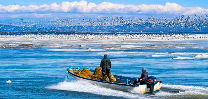 Рыбаки в лодке в Охотском море