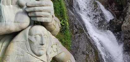 Статуя и водопад Андрея Первозванного, Сарпи
