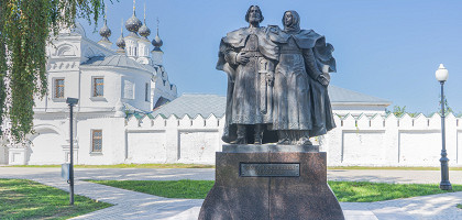 Памятник Петру и Февронии на фоне монастыря, Муром