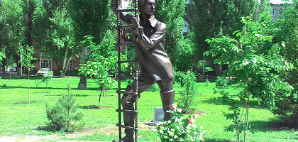 Памятник Олегу Янковскому в сквере у театра