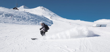 Горнолыжник катается на Эльбрусе