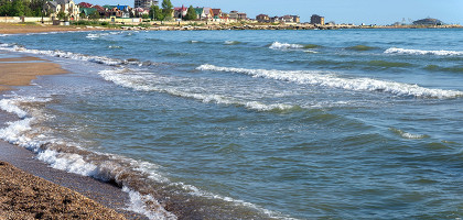 Волны Каспийского моря на пляже Дербента