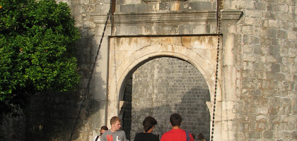 Вход в крепостные стены Старого города, Дубровник