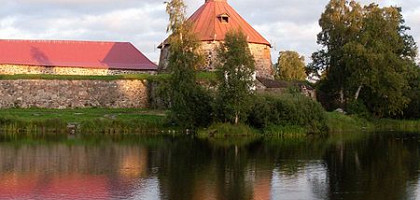 Средневековая крепость Корела (сейчас музей), вид с противоположного берега реки Вуокса, Приозерск