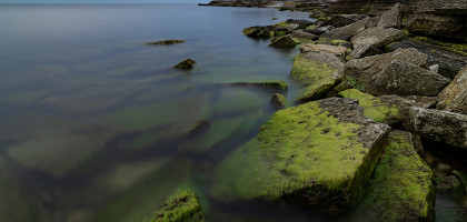 Каменная стена на Балтийском море летом. Осмуссаар