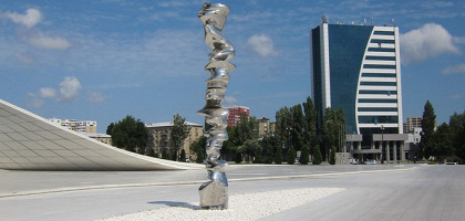 Арт-объект на площади у центра Гейдара Алиева, Баку