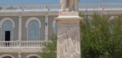Статуя греческого поэта Дионисия Соломоса на Площади Соломоса в Закинтосе, Закинф
