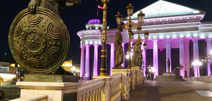 Мост через реку Вардар вечером