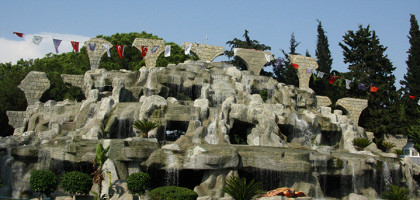 Водопад на торговой площади Белека