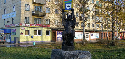 Фигура медведя с символом города Медвежьегорска