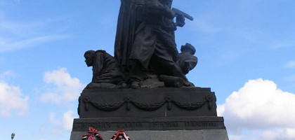 Памятник перновскому полку в вязьме описание