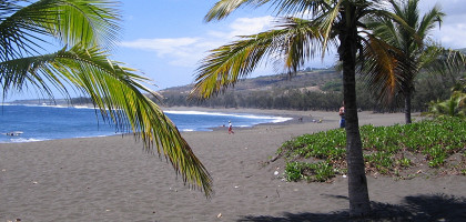 L’etang Sale Beach — чёрный песчаный пляж из вулканического базальта, Реюньон