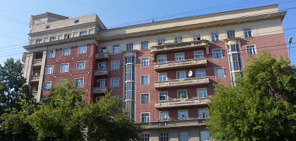 Стоквартирный дом в Новосибирске со стороны улицы Сибревкома