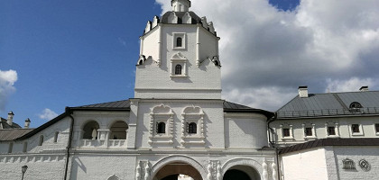 Вход в Богородице-Успенский мужской монастырь, Свияжск, Россия
