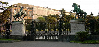 Королевский дворец в Неаполе, конные статуи с Аничкова моста по сторонам садовых ворот