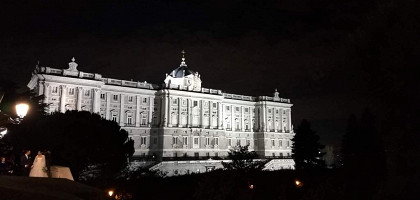 Ночной вид на Королевский дворец в Мадриде