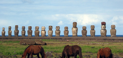 Аху Тонгарики и дикие лошади, остров Пасхи, Чили