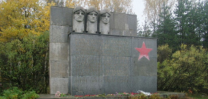 Мемориал лётчикам 44 авиаполка возле платформы Лемболово