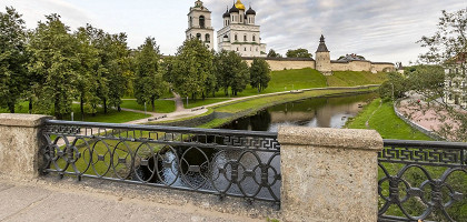 Вид на Псковский Кремль с моста