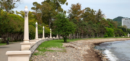 Набережная в пасмурный день в Сухуме, Абхазия