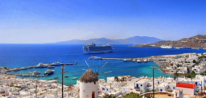 Круизный лайнер Ruby Princess в бухте Миконоса, Греция