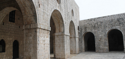 Крепость Ловриенац, двор с арками