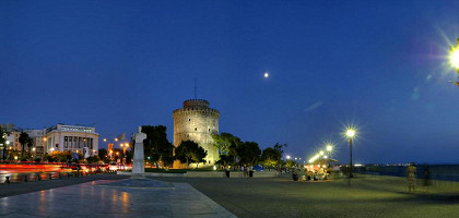 Вечерний вид на Белую башню в Салониках