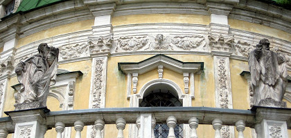 Церковь Рождества Богородицы в Подмоклово, статуи апостолов и евангелистов