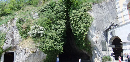 Территория рядом с пещерой Постойнска-Яма, Словения