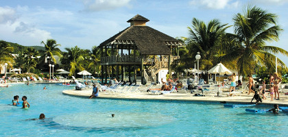 Бассейн отеля в Антигуа и Барбуде