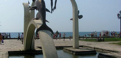 Скульптура «Ныряльщики» на набережной Пицунды